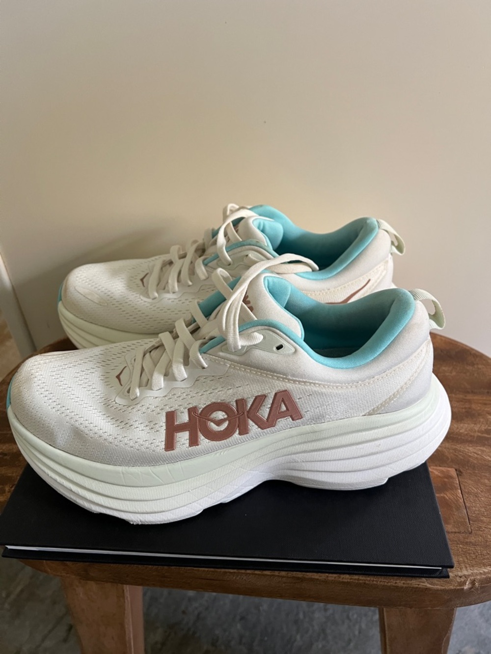 Hoka Bondi 8 in the "Frost / Rose Gold" colorway.